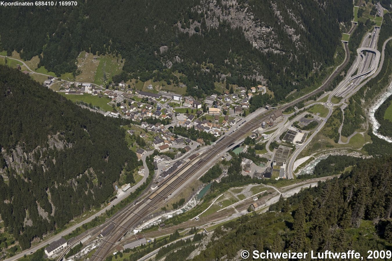 Göschenen (Position 2'688'417.94, 1'170'035.88). Bildmitte: Bahnhof SBB / Schöllenenbahn; obere Bildhälfte rechts: Tunnelportal der Autobahn A2; Bildecke unten links: Schöllenenbahn nach Andermatt.